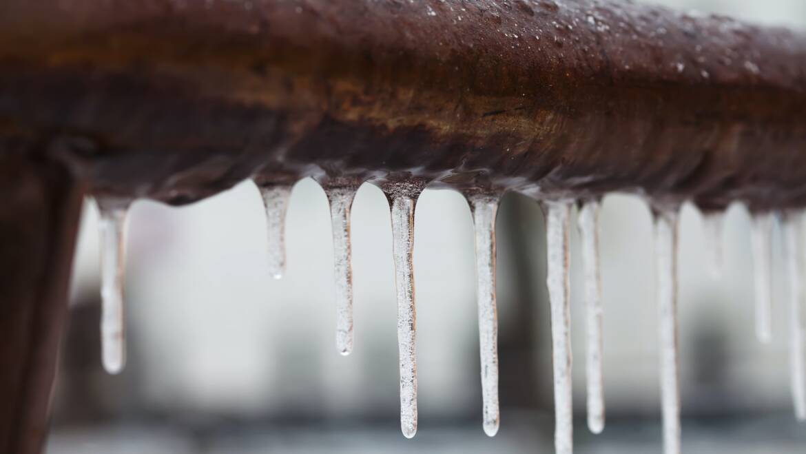 8 ways to avoid frozen pipes