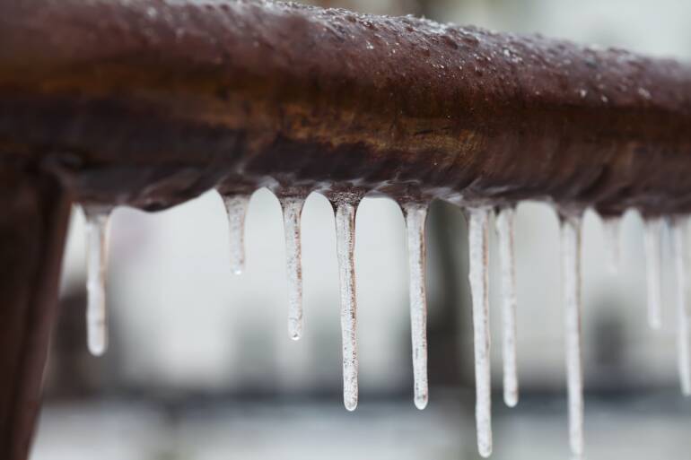 8 ways to avoid frozen pipes