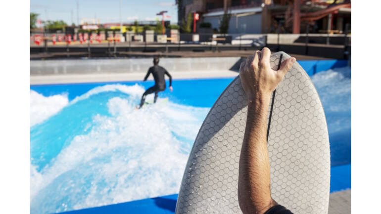 Utilizing AI Data Centers to Heat Surf and Wave Parks