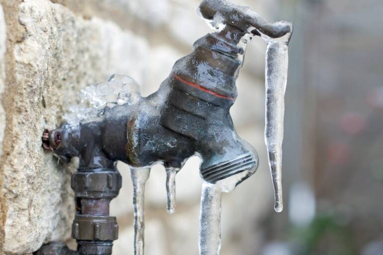How to Thaw Frozen Pipes Safely