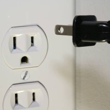 7 Signs Your Home Needs an Electrician (Don’t Ignore These)